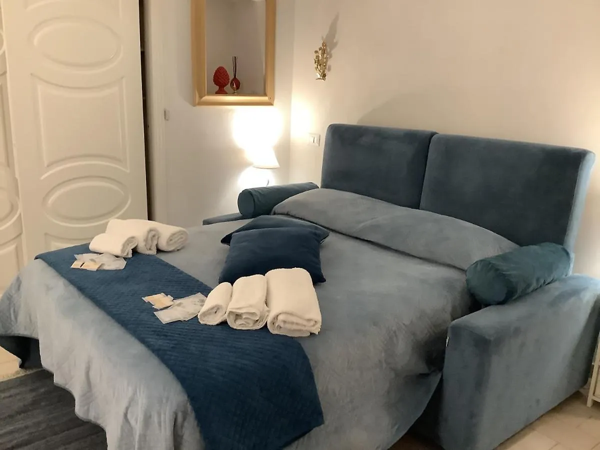 Tinnyhouse Naples 0*,